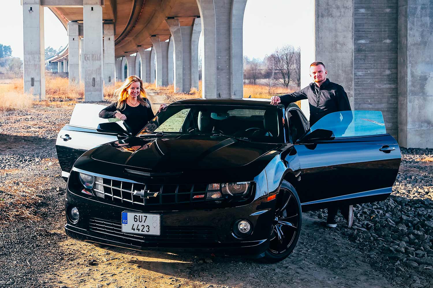 Foto Jardy s autem a ženou