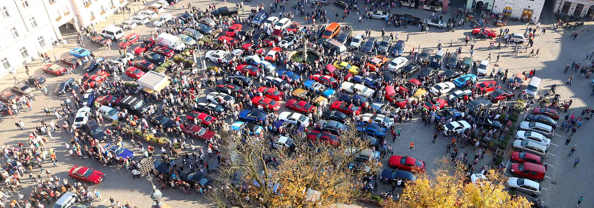 Plné náměstí amerických aut